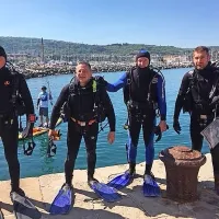 Z dna morja so potegnili celo skuter
