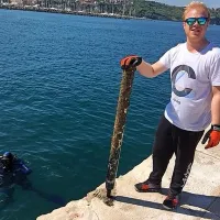 Z dna morja so potegnili celo skuter