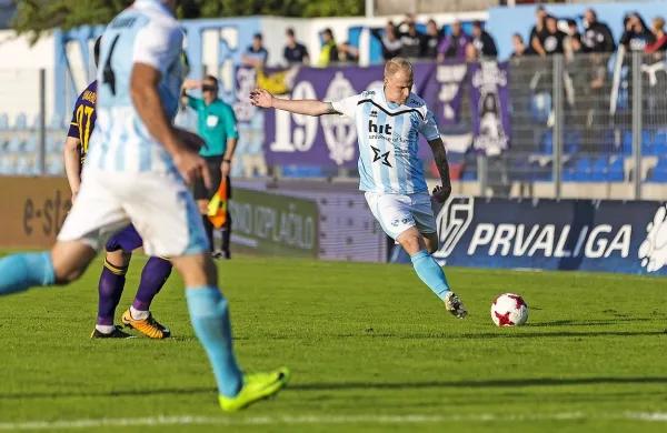Uroš Celcer (z žogo) se po odsluženi kazni vrača v moštvo 
Gorice.