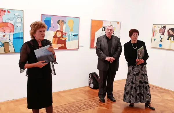 Razstavo, slikarja in njegov opus so najprej v koprski galeriji Loža 
predstavili (z leve) direktorica Obalnih galerij Jelka Pečar, umetnostni zgodovinar Iztok Premrov in kustosinja Nives Marvin. 