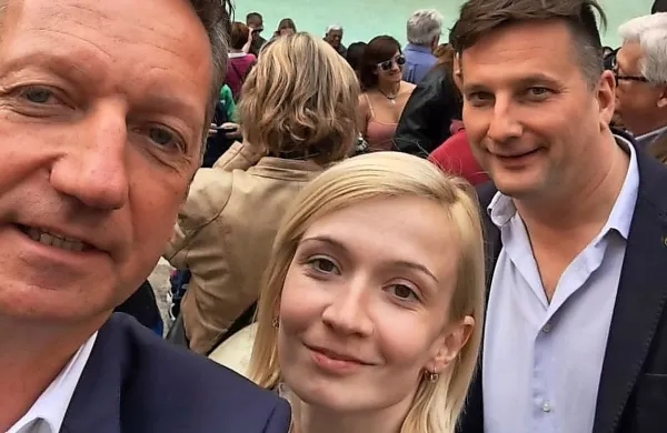 Pred znamenito rimsko Fontano di Trevi je Boris Popovič ob  bok 
postavil svojo bodočo novo desno roko Jeleno Čeklić in fotografa 
Zorana Torbico.