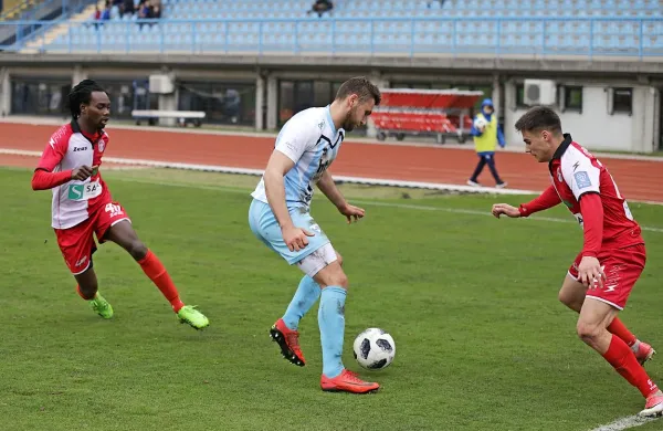 Mark Gulič (z žogo) je po dvoboju z Aluminijem proti Krčanom 
dosegel še svoj drugi prvenstveni gol v spomladanskem delu. 