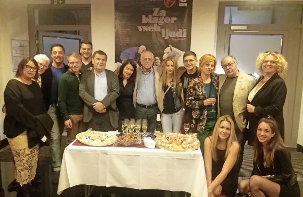Ustvarjalci predstave v pričakovanju torte