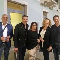 Renato Švorinić,  HNK Zadar, Danilo Roškar, SNG Maribor, Maja Jerman Bratec, SNG Nova Gorica, Katja 
Pegan, Gledališče Koper, in Marko Bratuš, SNG Nova Gorica (z leve) so se po premieri zadržali v 
prijetnem klepetu.
