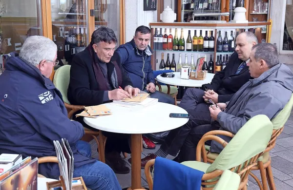 

Odvetnik Ivica Senjak s koprskimi ribiči$@