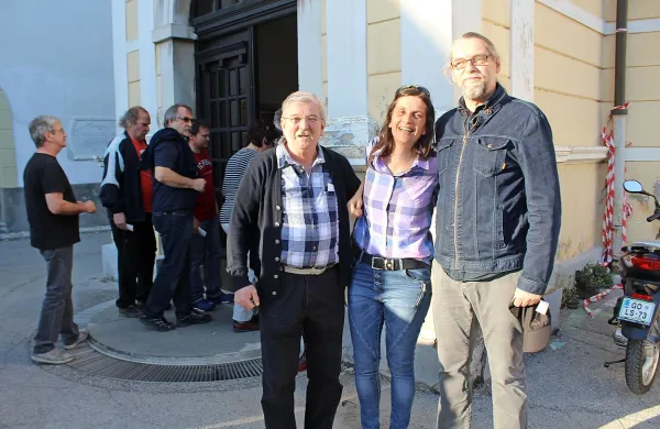 Slavko Moravec, Monika Rijavec in Dušan Moravec (z leve) na predpremieri Jeklenih ptic nad Idrijo.