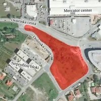 Z rdečo barvo je označeno območje bodoče neprofitne gradnje 
med Mercatorjevim hipermarketom in že zgrajenimi neprofitnimi 
stolpiči nad Dolinsko cesto.

