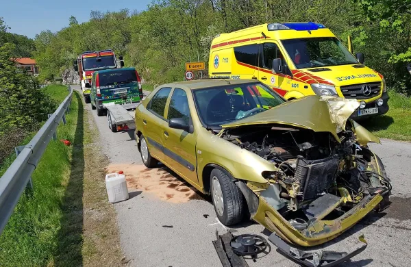 Mladi voznik je med vožnjo proti Klancu  uničil avto.