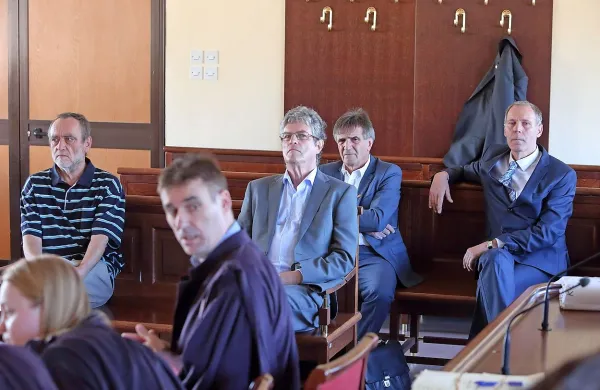 Franc Krašovec, Zorko Kenda, Dario Šik in Vladimir Bukvič se na 
začetku sojenja minuli četrtek še niso zagovarjali, napovedali so, 
da bodo to storili ob koncu dokaznega postopka.