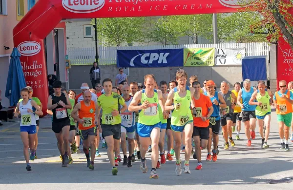 S Cola na Javornik je prvi pritekel Marko Tratnik (spredaj, št.1).