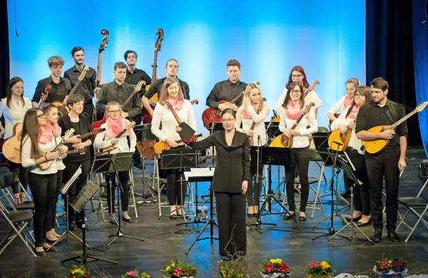 Starejši tamburaški orkester Tamburjaši pod taktirko Mojce Lavrenčič ... 