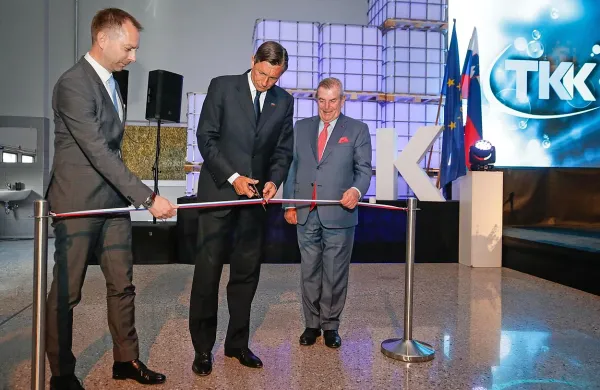 V TKK Srpenica so obletnico proslavili z novim logističnim centrom. Trak so prerezali direktor Uroš 
Lozar, predsednik republike Borut Pahor in lastnik Vic Baron Swerts (z leve).