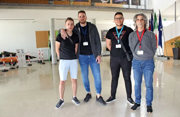 Dijaki Alen Mujkić, Andraž Grgič in Armin Mašič ter mentor 
Aleksander Pohlen s Srednje tehniške šole Koper (z leve)