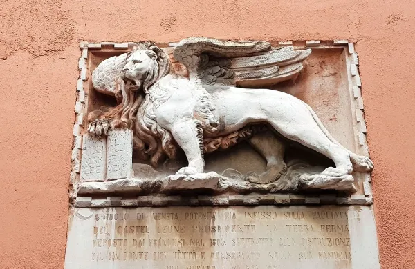 Zunanjost palače krasi relief beneškega leva s trdnjave Levji grad, 
ki je v preteklosti varovala mesto na njegovi nekdaj edini povezavi 
s kopnim (med stadionom in vrati Muda).