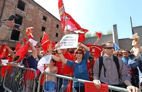 Včerajšnja osrednja tržaška proslava ob dnevu osvoboditve v 
Rižarni je minila v polemičnem in protestnem duhu.