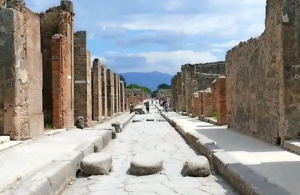 Arheologi so  v Pompejih nepričakovano odkrili okostje od sedem 
do osem let starega otroka.