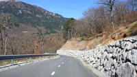 Pri gradnji intervencijske ceste  mimo plazu Stogovce je bilo treba 
premagati kar nekaj strmih klancev.