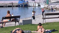 Koprska plaža je že v torek  privabila številne obiskovalce.  