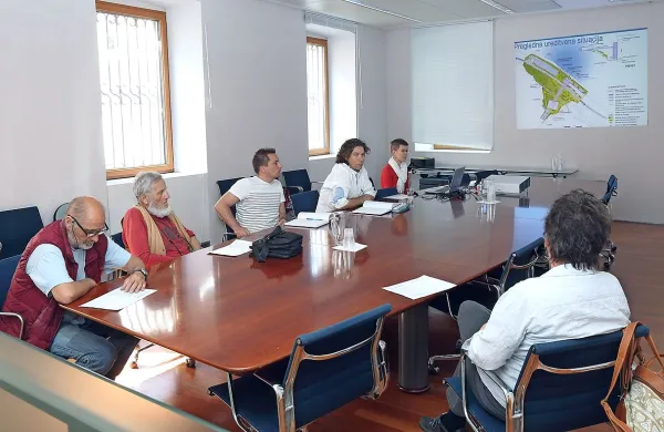 Javne obravnave sprememb prostorskega načrta za dvigalo na 
Markovec so se udeležili le trije domačini, ki pa so imeli kar nekaj 
pripomb.