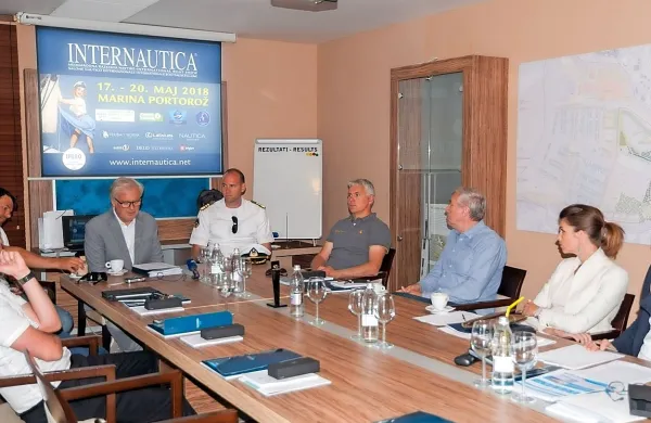 Prvi trije z leve: Jurij Korenc, izvršni direktor Internautice, Jadran 
Klinec, direktor Uprave za pomorstvo, in jadralec Mitja Margon.   