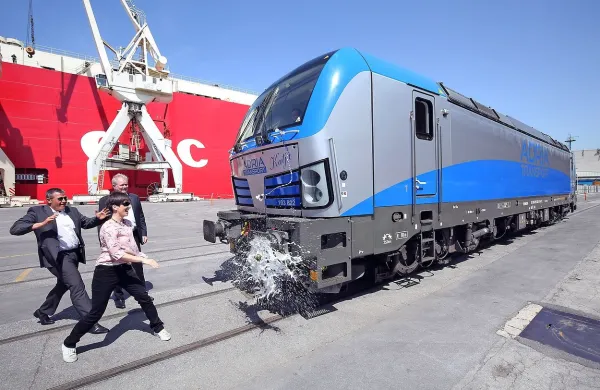 Lokomotivo Katja je s steklenico penine krstila Katja Petrovčič iz 
Adrie Transporta. 