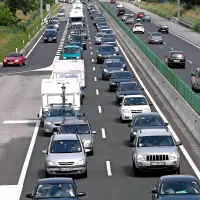 Takšnih kolon danes, jutri ali v sredo verjetno (še) ne bo, bo pa 
promet bistveno gostejši kot ob običajnih dneh. 