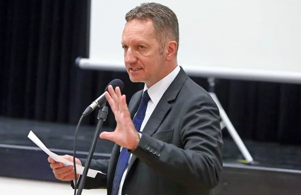 Boris Popovič na javni razpravi o obnovi ali gradnji nove osnovne 
šole Škofije.