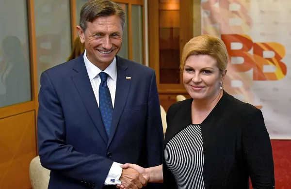Slovenski predsednik Borut Pahor in njegova hrvaška kolegica 
Kolinda Grabar Kitarović sta se  dogovorila, da bo Pahor prihodnji 
mesec prišel na delovni obisk v Zagreb, na katerem se bosta 
pogovarjala o odprtih vprašanjih med državama. 
