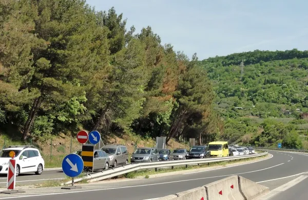 Na slovenskih cestah, posebej proti morju, je danes gost promet z 
zastoji. Fotografija je z izolske obvoznice.