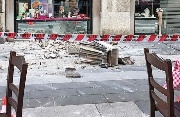 Na pločnik v tržaški ulici San Lazzaro je padel kapitel. K sreči ni 
poškodoval nikogar.