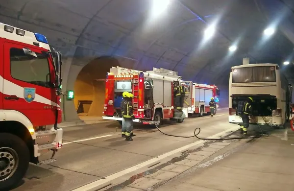 Zaradi požara na avtobusu je bil predor Kastelec v smeri proti 
Ljubljane nekaj časa zaprt za ves promet.