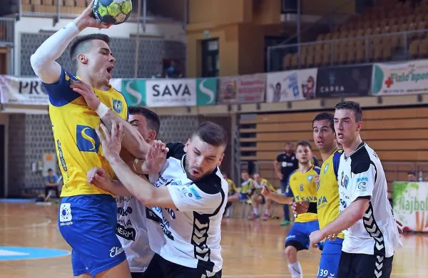 Koprski rokometaši (v rumeno-modrih dresih) morajo premagati 
Velenjčane, če želijo biti tretji v prvenstvu.