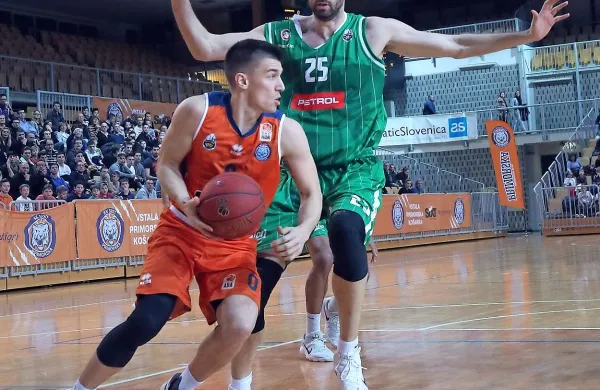 Kako naj se ga otresem, se je najbrž ob Mirzi Begiću (v zelenem 
dresu)  spraševal Matic Rebec, ki je Primorski na zadnji tekmi v 
Bonifiki prinesel tesno zmago.