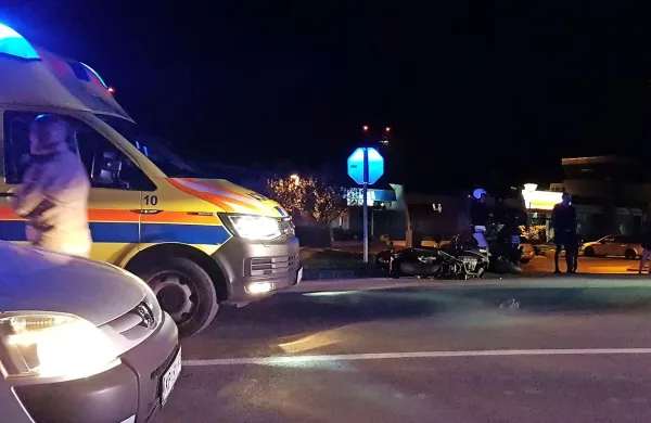 Motorist je prehiteval v škarje in trčil v avto, s katerim je iz  
nasprotne smeri pripeljala voznica.