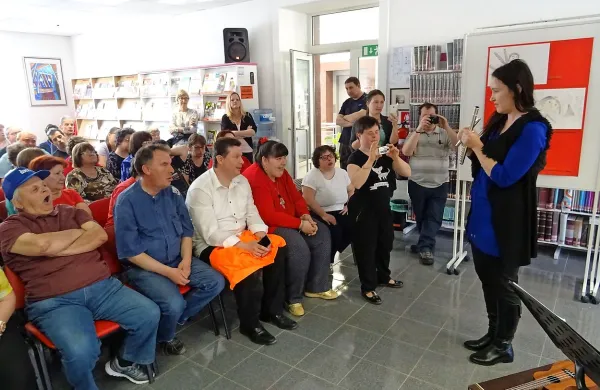 Udeleženci zaključne prireditve so  zapeli s Tinkaro Kovač.  