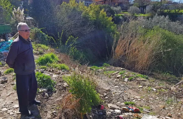 Lucjan Gregorič na lokaciji, kjer  se neurejena vaška kanalizacija 
prosto izteka kar po bližnji njivski cesti proti Srgašem. 