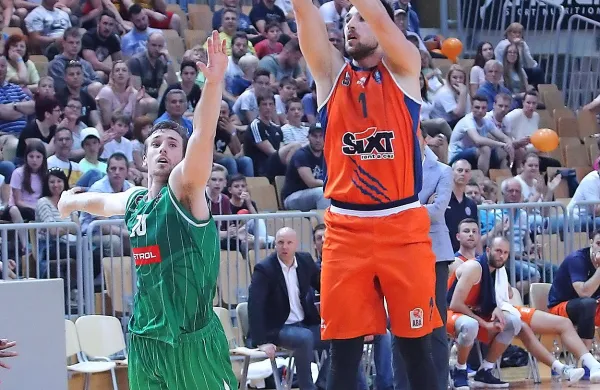 Tadej Ferme je bil najbolj razigran domači igralec, ob njem je 
najboljši strelec Olimpije  Mitchell James Robert Mc Carron. 

