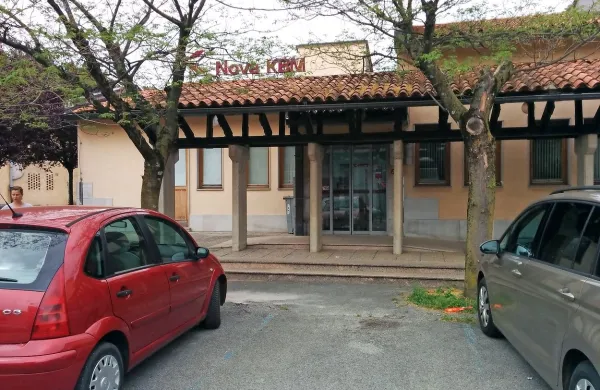 

Med ropom ni bil nihče poškodovan, koliko denarja sta storilca 
odnesla, pa še ni znano.