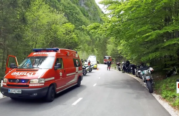 27-letnega motorista so  reševalci s pomočjo  gasilcev skušali 
oživljati, vendar so bile poškodbe prehude.
