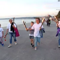 Z baklami ob morju na kres s tradicijo