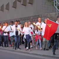 Z baklami ob morju na kres s tradicijo