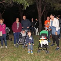 Z baklami ob morju na kres s tradicijo