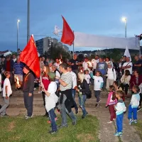 Z baklami ob morju na kres s tradicijo