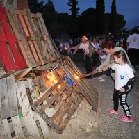 Z baklami ob morju na kres s tradicijo