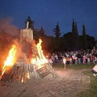 Z baklami ob morju na kres s tradicijo