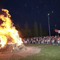 Z baklami ob morju na kres s tradicijo