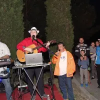 Z baklami ob morju na kres s tradicijo
