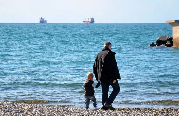 Plačane dneve očetovskega dopusta po novi ureditvi bodo lahko 
uveljavljali tudi očetje otrok, mlajših od treh let, ki še niso v celoti 
izkoristili neplačanega dela očetovskega dopusta.