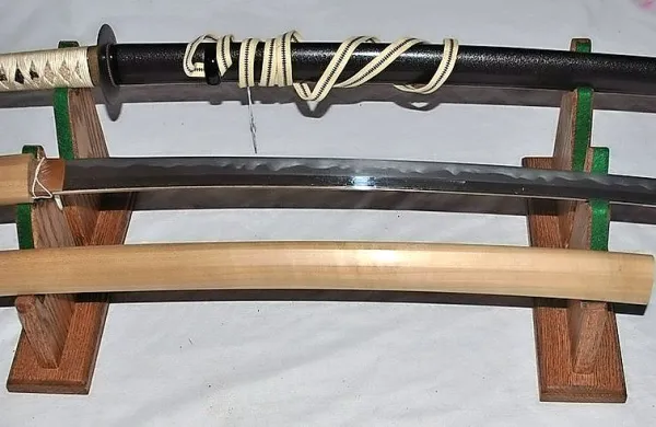 Katana - dolgi meč, ki izvira iz Japonske