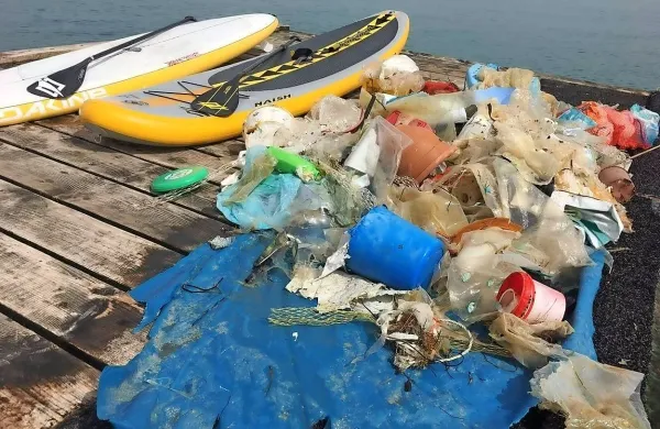 Suparji iz društva Naredi nekaj za naravo so šli danes že zgodaj 
zjutraj na morje, da bi se lotili čiščenja nesnage. Nabrali so za 
kontejner odpadkov.